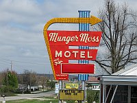 USA - Lebanon MO - Munger Moss Motel Sign (14 Apr 2009)